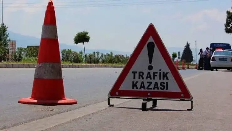 Hafif ticari araç ve elektrikli bisiklet çarpıştı 2 kişi yaralandı