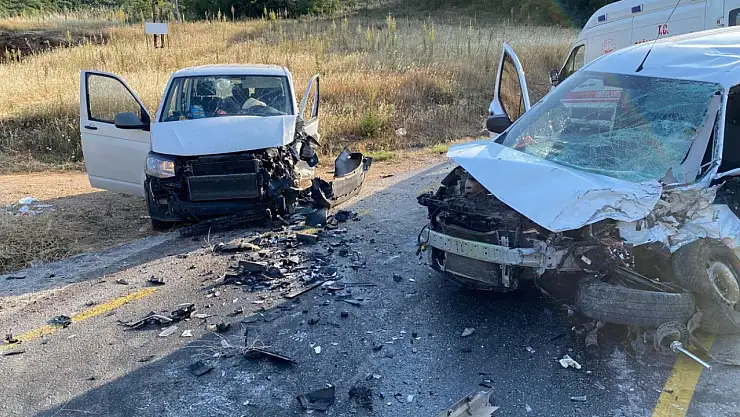 Hafif ticari araçla otomobil çarpıştı: 3 kişi yaralandı