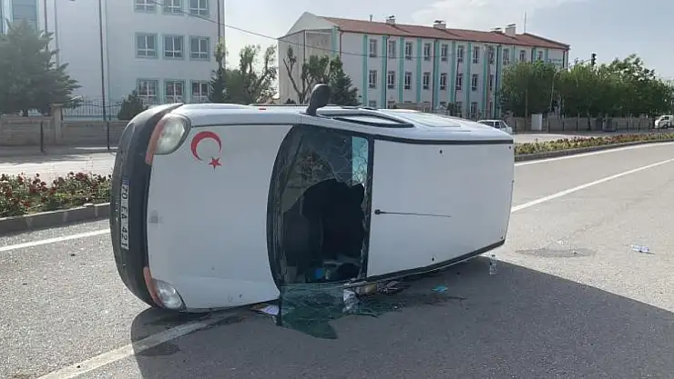 Hafif ticari araçlar çarpıştı: 2 yaralı