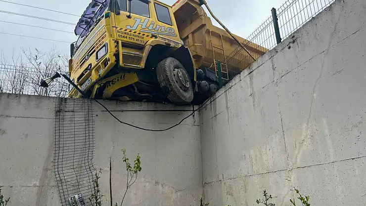 Hafriyat kamyon duvarda askıda kaldı