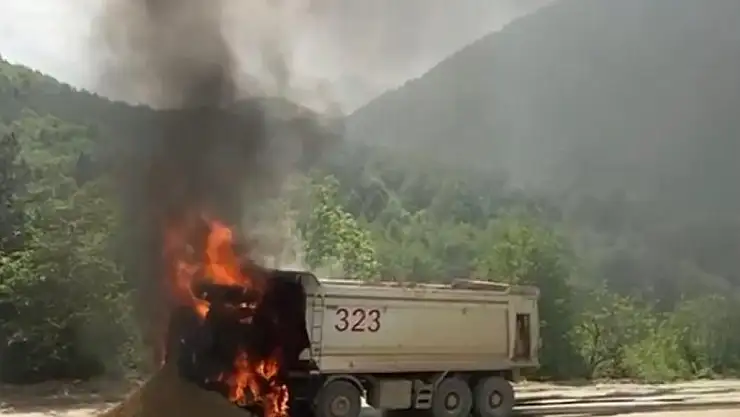 Hafriyat kamyonu alev aldı, kullanılamaz hale geldi