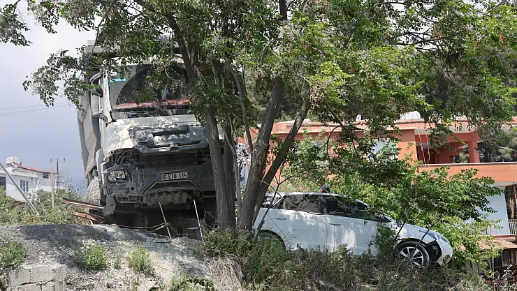 Hafriyat kamyonu devrilmeye ramak kala kurtuldu!