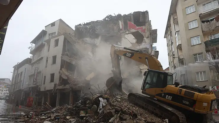 Hasarlı yapıların yıkım çalışmaları devam ediyor
