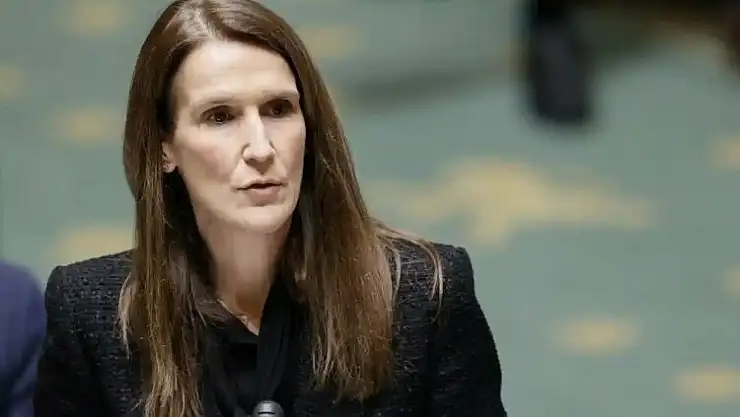 Hasta eşine bakmak için bakanlık görevinden istifa etti