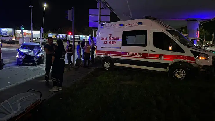 Hasta taşıyan ambulansa ile otomobil çarpıştı! 6 yaralı