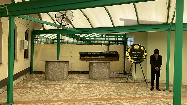 Hastane çalışanı evinde ölü bulundu