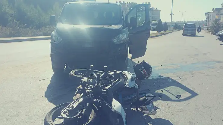 Havaya fırlayıp asfalta düştü, başındaki kask hayatını kurtardı!