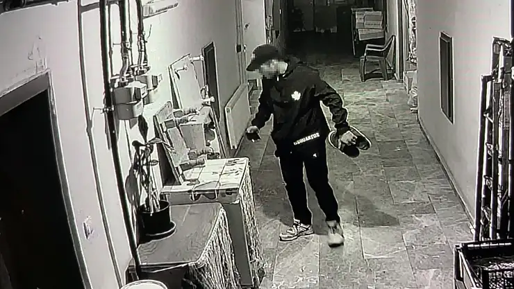 Havlu koklayıp ayakkabı seçti, poşetleyip gitti