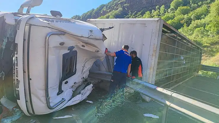  Hayvan yüklü tır devrildi: 1 ölü, 1 yaralı