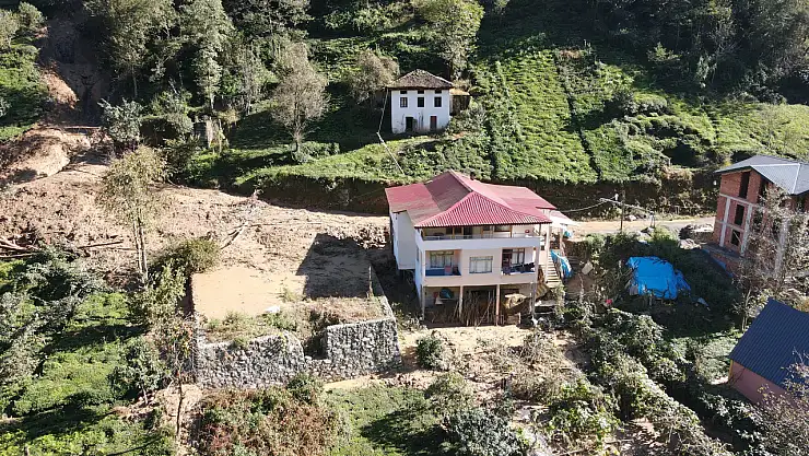 Heyelan nedeniyle 3 ev boşaltıldı! 