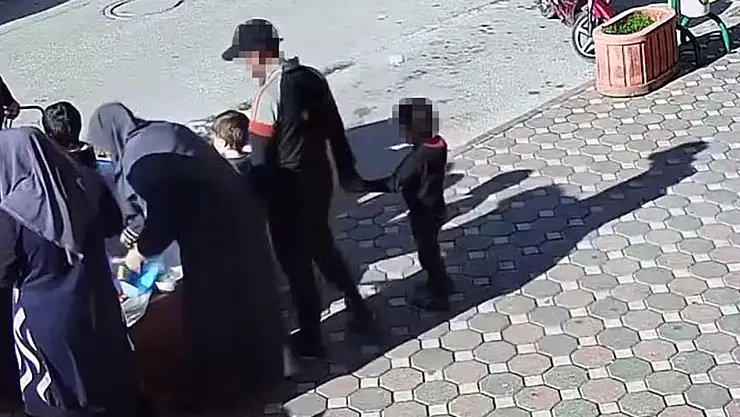 Hırsızlık yaparken dikkat çekmemek için 4 yaşındaki oğlunu yanında götürdü
