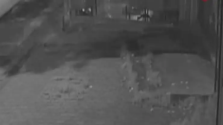 Hırsızlık yapmak için girdi, önce yemek yapmayı denedi