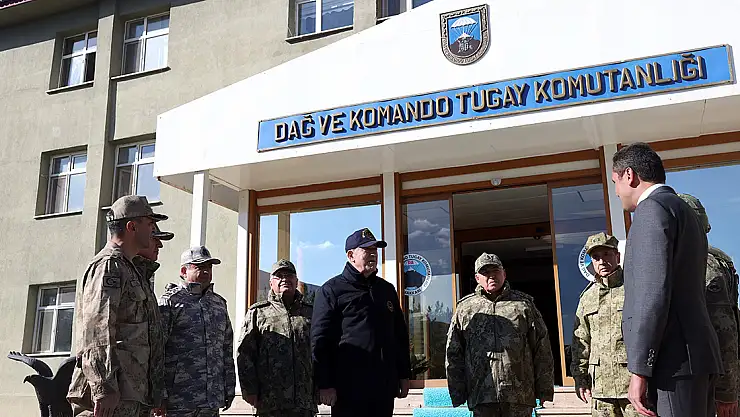 Hulusi Akar ve komuta kademesi sınır hattında