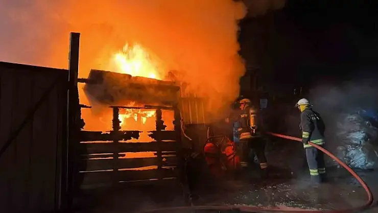 Hurdalıkta çıkan yangın binayı küle çevirdi