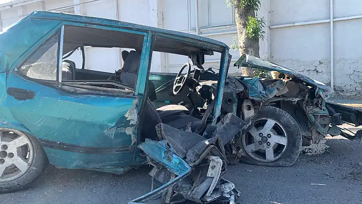 Hurdaya dönen araçtan hafif yaralı kurtuldu