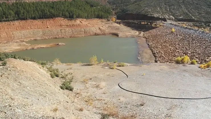 Hüyük'te suyu boşalan gölete çilek üreticisinin ihtiyacı olan su güneş enerjisiyle aktarılıyor