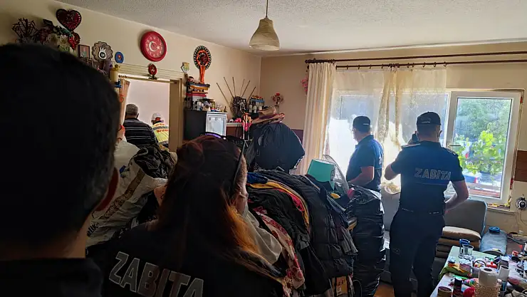 İhbar üzerine gidilen evden 3 kamyon çöp çıkarıldı