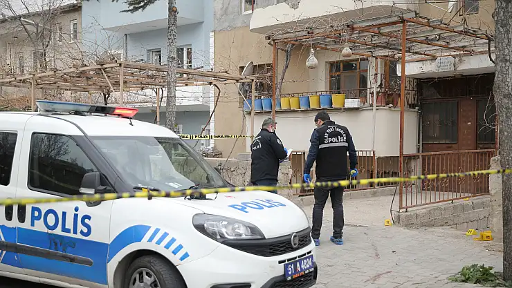 İhbara giden 2 polis, keser ve bıçakla yaralandı