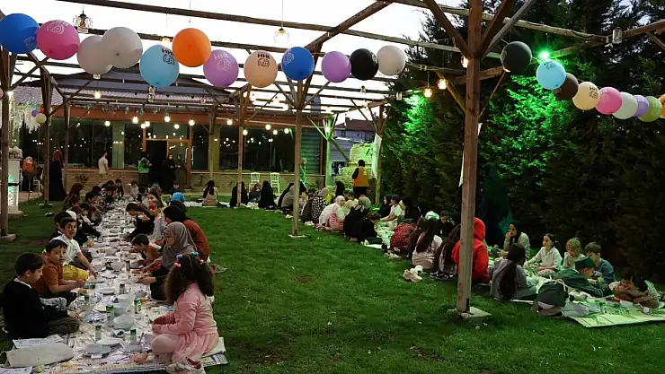 İHH'dan çocuklara özel iftar