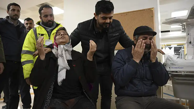 İki aile depremin 261. saatinde enkazdan çıkarılan evlatlarına kavuştu