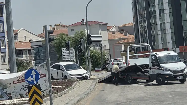 İki araç çarpıştı: 3 kişi yaralandı!