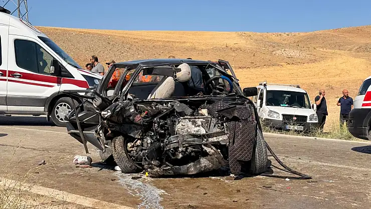 İki araç kafa kafaya çarpıştı: 1 ölü, 4 yaralı