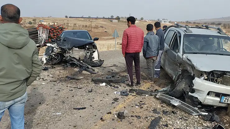 İki araç kafa kafaya girdi: 2 yaralı