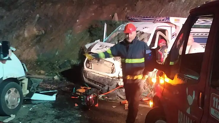 İki kamyonet kafa kafaya çarpıştı