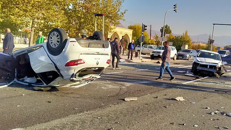 İki otomobil çarpıştı: 2 yaralı