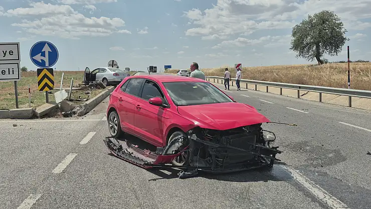 İki otomobil çarpıştı: 3 kişi yaralandı