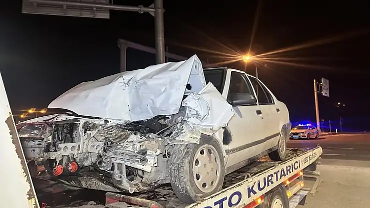 İki otomobil çarpıştı: 3 yaralı!