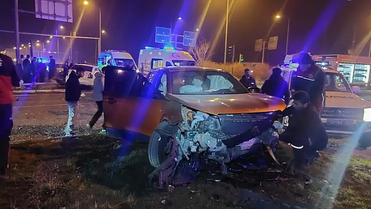 İki otomobil çarpıştı: 4 yaralı