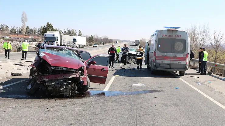 İki otomobil çarpıştı, 5 kişi yaralandı