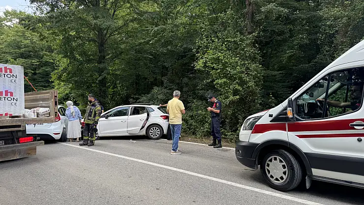 İki otomobil çarpıştı: 6 kişi yaralandı