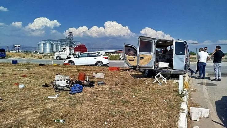 İki otomobil kavşakta çarpıştı: 5 yaralı!