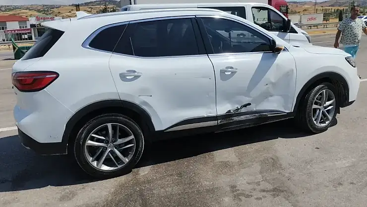 İki otomobilin çarpıştı 3 kişi yaralandı