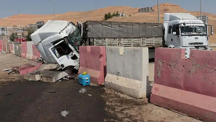 İki tır çarpıştı: Bir kardeş hayatını kaybetti