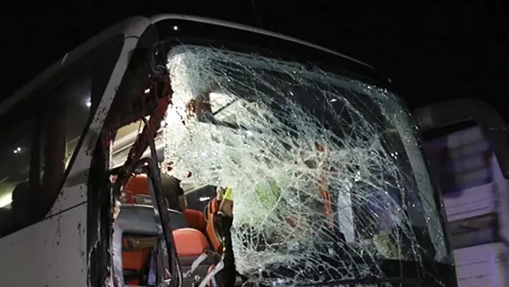 İki yolcu minibüsü çarpıştı 19 kişi hayatını kaybetti