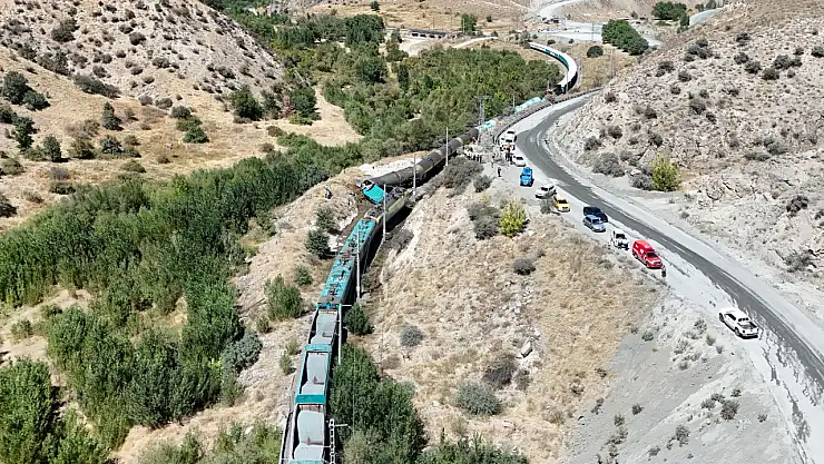 İki yük treni çarpıştı makinist yaralandı