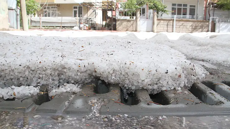 İlçelerde sağanak ve dolu etkili oluyor