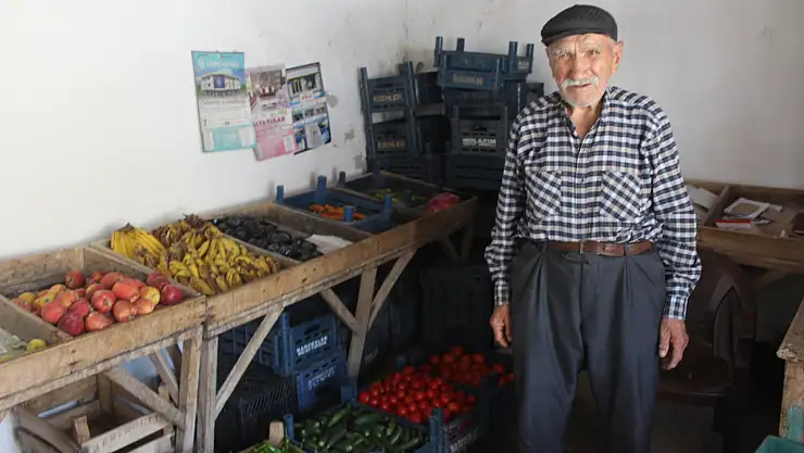 İlerlemiş yaşına rağmen manavlık yaparak gençlere örnek oluyor