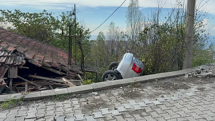 İlginç kaza: Otomobil evin çatısına düştü