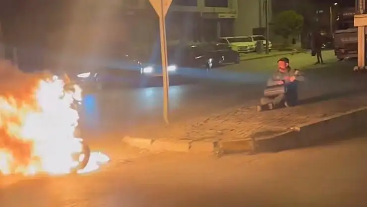 İlk önce yaktı sonra karşısına geçip izledi!