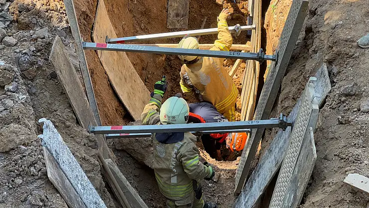 İnşaat alanında 2 işçi göçük altında kaldı biri yaralı kurtarıldı