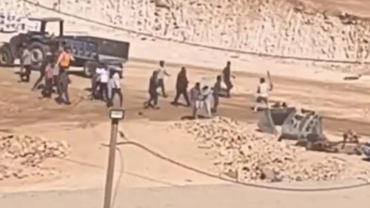 İnşaat işçileri taş ve sopayla kavgaya tutuştu!