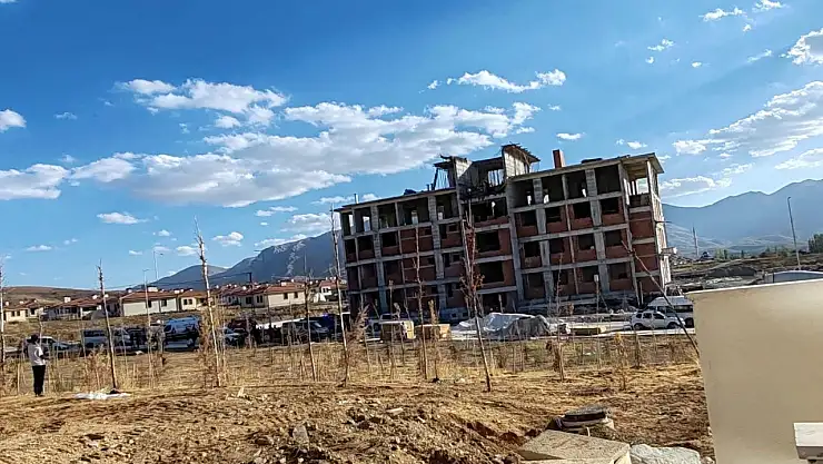 İnşaatta çöken kalıp faciaya yol açtı: Yaralılar var!