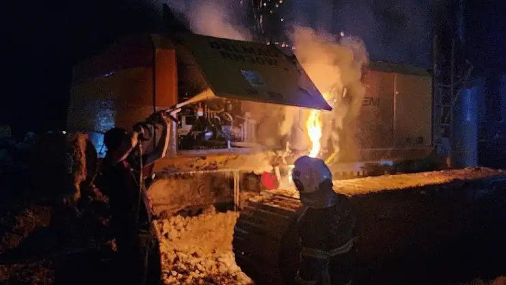 İş makinesi alevlere teslim oldu