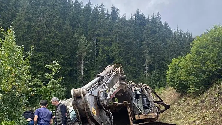 İş makinesi yüklü kamyon uçuruma yuvarlandı