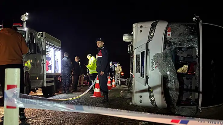 İşçi servisi devrildi: Çok sayıda yaralı var!
