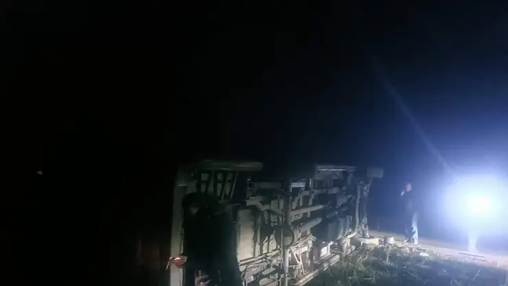 İşçi servisi devrildi: Çok sayıda yaralı var!